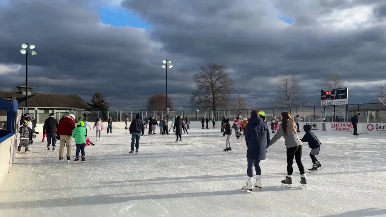 Patinadores durante una sesión pública en la WPAL Rink en Longshore (foto del listado de Google Maps) — WPAL Rink at Longshore