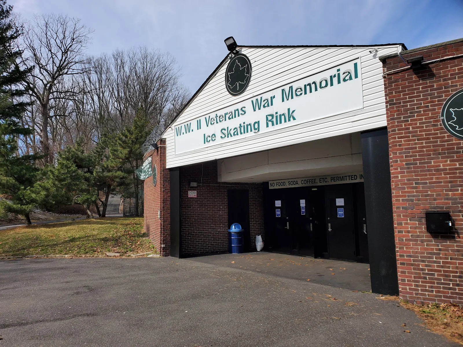 Entrada de la WWII Veterans War Memorial Ice Skating Rink en Clove Lakes Park, Staten Island (foto del listado de Google Maps) — WWII Veterans War Memorial Ice Skating Rink