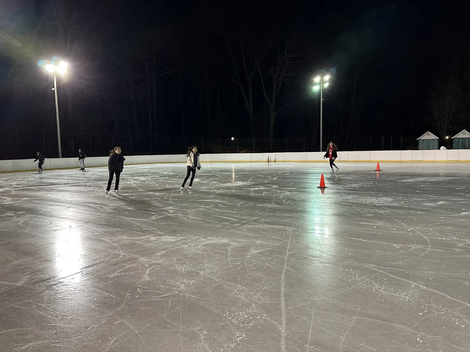 La superficie de hielo exterior iluminada de la WWII Veterans War Memorial Ice Skating Rink, Staten Island, de noche (foto del listado de Google Maps) — WWII Veterans War Memorial Ice Skating Rink