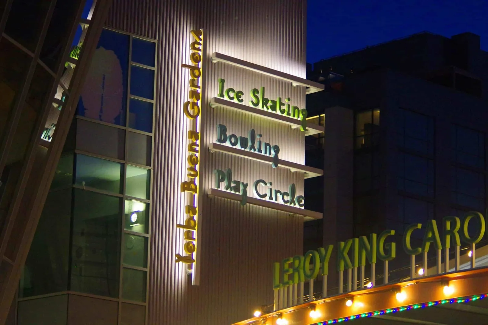 Los letreros Ice Skating, Bowling y Play Circle en el edificio de Yerba Buena Gardens, en Folsom Street. — Yerba Buena Ice Skating & Bowling Center