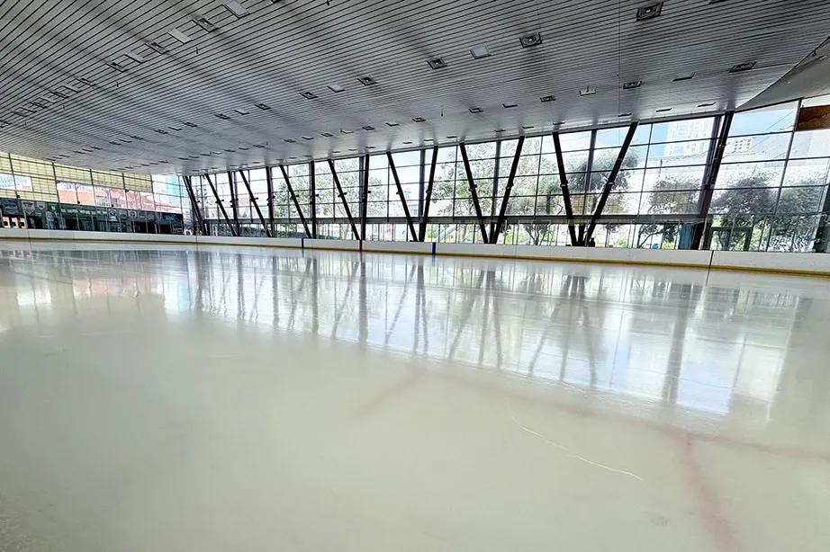 La pista de tamaño NHL del Yerba Buena Ice Skating & Bowling Center, con su pared de vidrio. — Yerba Buena Ice Skating & Bowling Center
