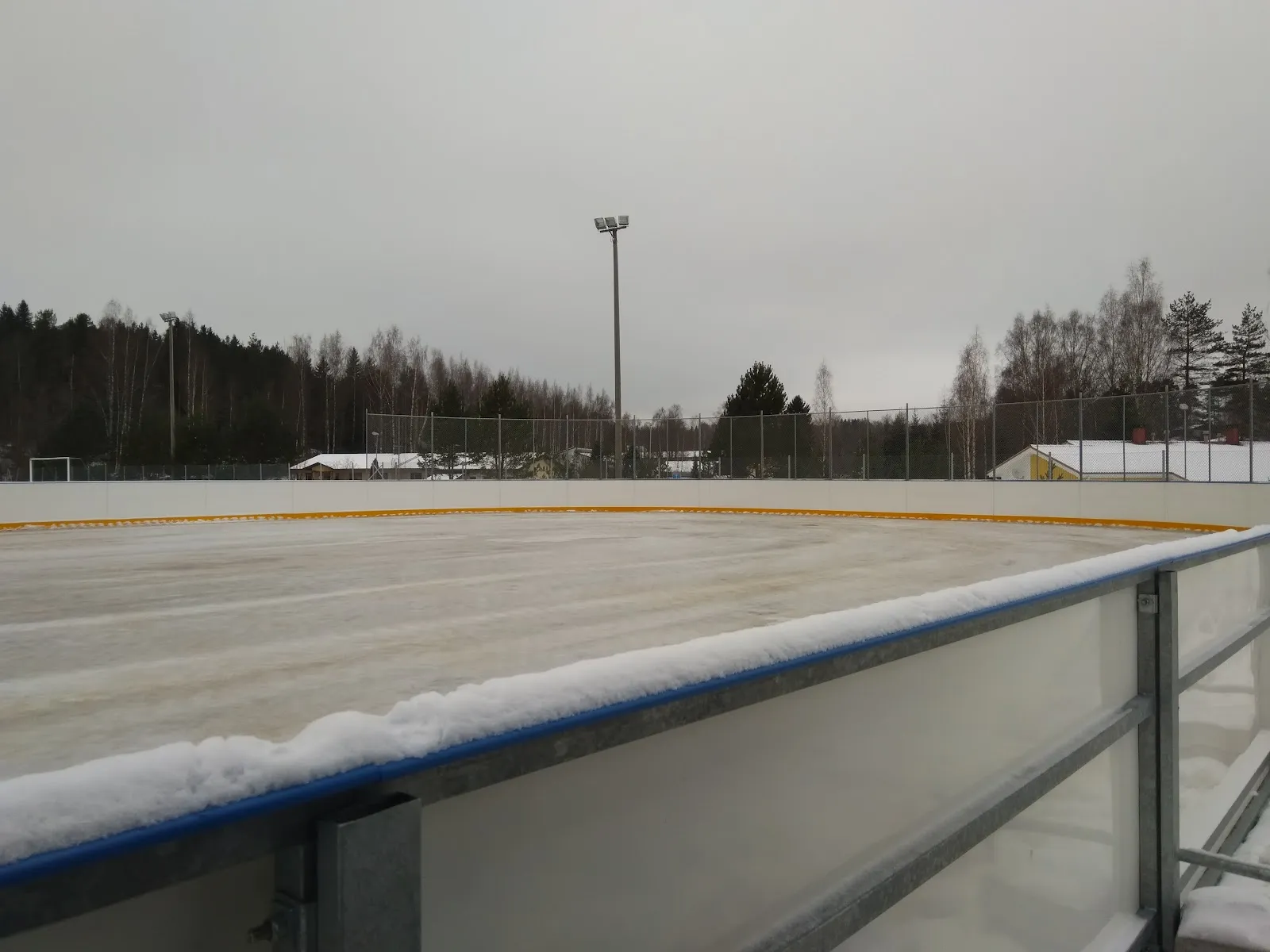 The ice at Ylämaan koulun kaukalo, in a photo from its Google Maps listing. — Ylämaan koulun kaukalo