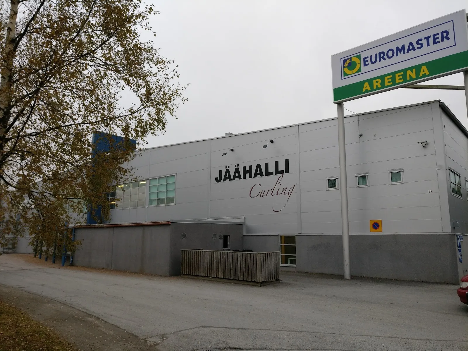 Ylöjärven jäähallin rakennus Elotiellä, seinässä Jäähalli- ja Curling-kyltti – Ylöjärven jäähalli