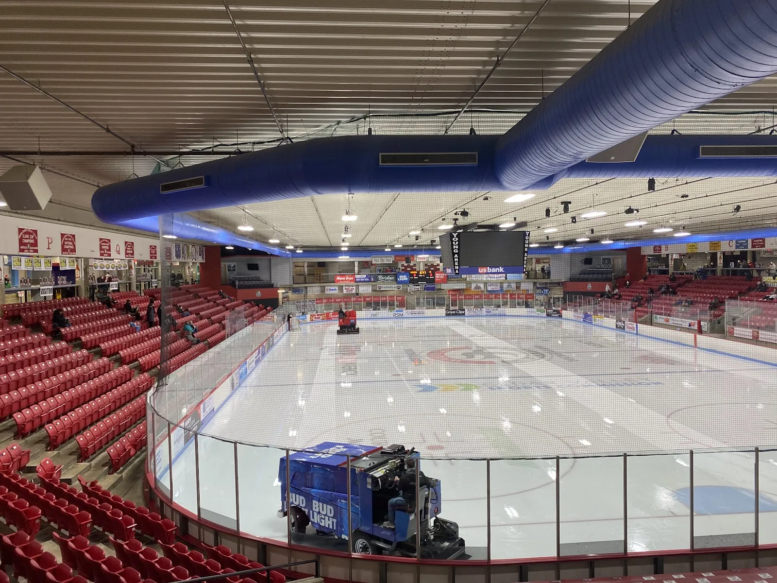 El hielo y las gradas de Young Arena en Waterloo — Young Arena