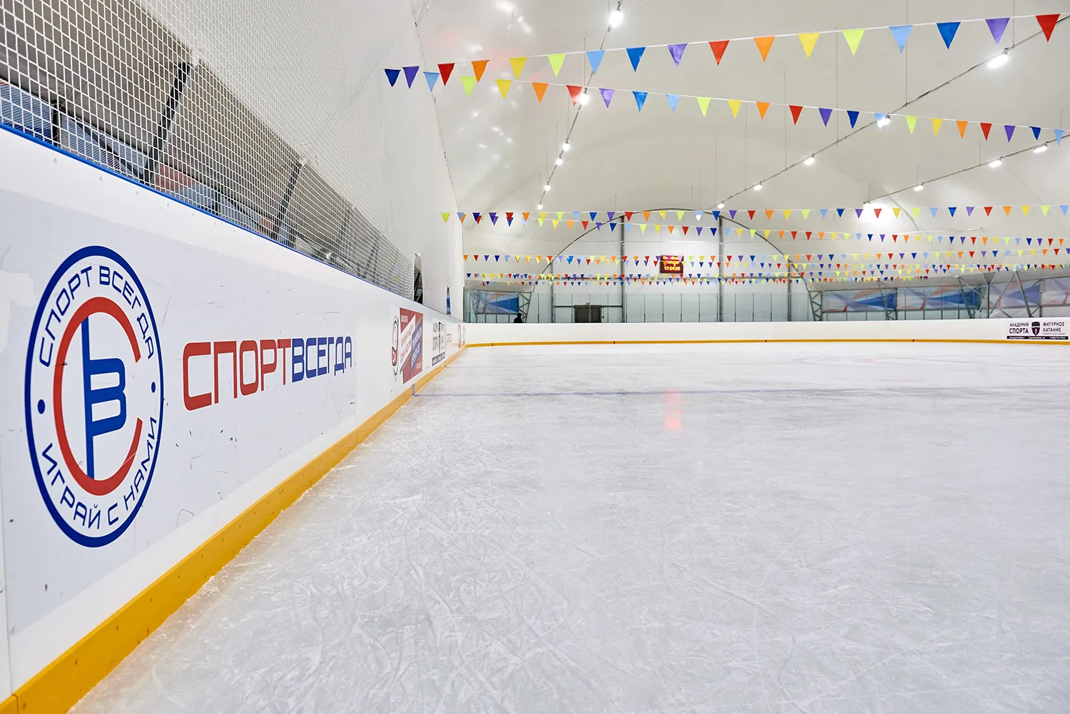 The ice sheet of the Yurlovsky ice complex in the Yauza park, from the operator's own gallery — Yurlovsky Ice Complex