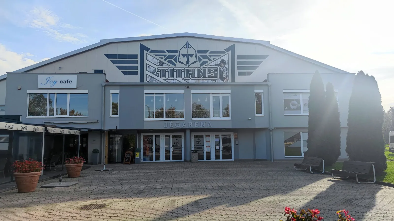 A zalaegerszegi jégcsarnok üvegezett homlokzata a bejárat feletti Titans-logóval – Zalaegerszegi Jégaréna