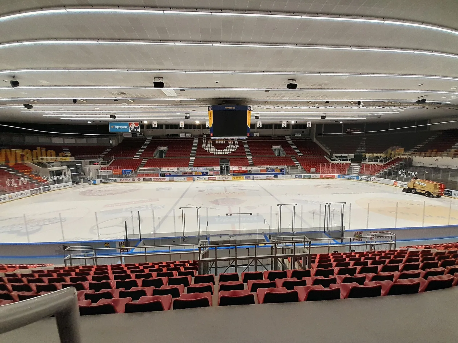 Ice surface and stands of the main hall of the Budvar aréna — Zimní stadion Budvar aréna