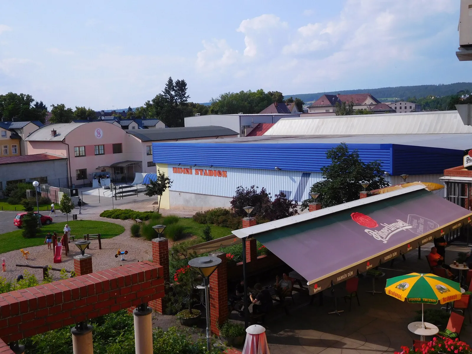 Zimní stadion ve Dvoře Králové nad Labem, pohled od strany nábřeží – Zimní stadion Dvůr Králové nad Labem