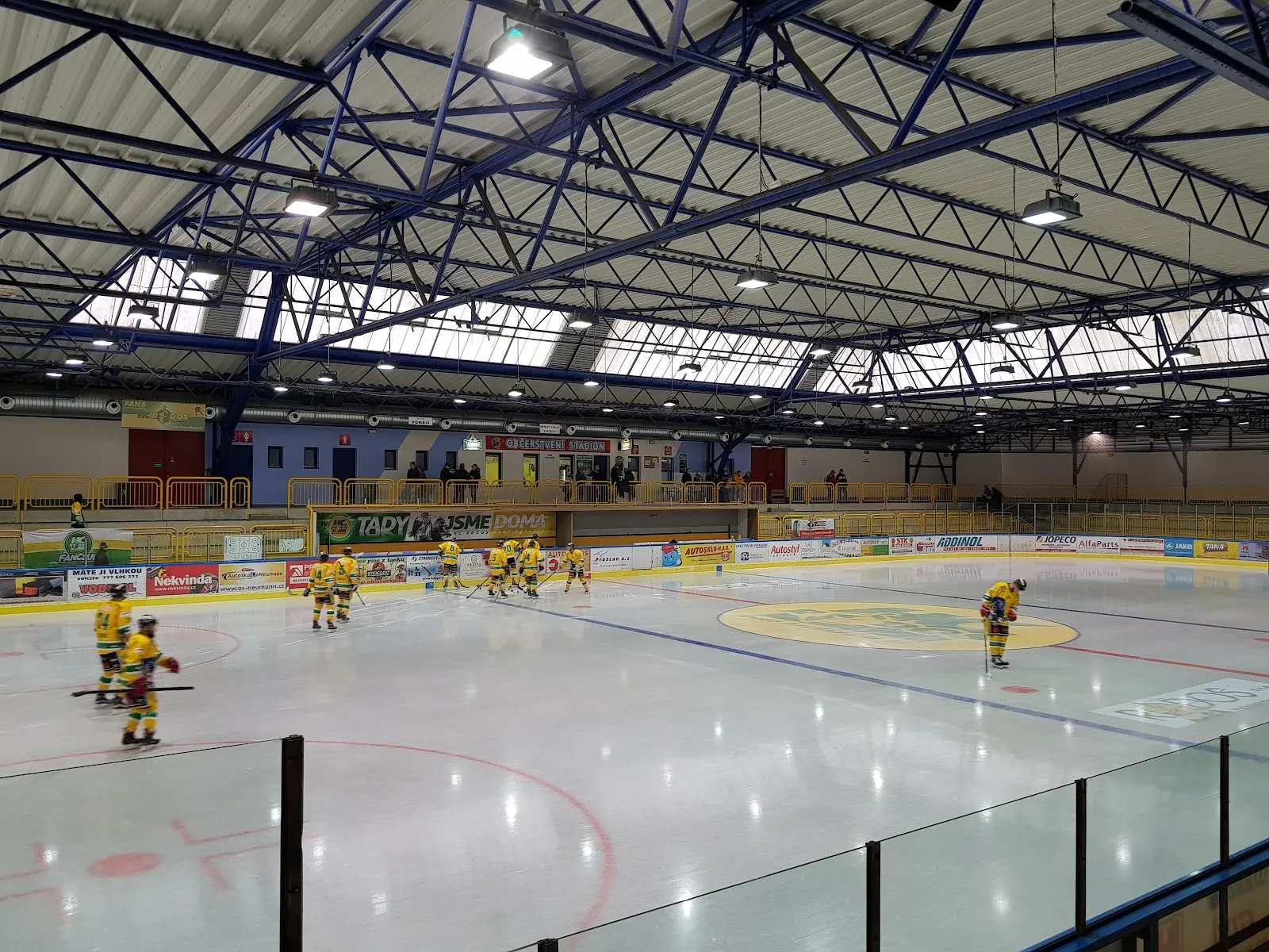 Ledová plocha a ocelová střecha Zimního stadionu ve Dvoře Králové nad Labem – Zimní stadion Dvůr Králové nad Labem