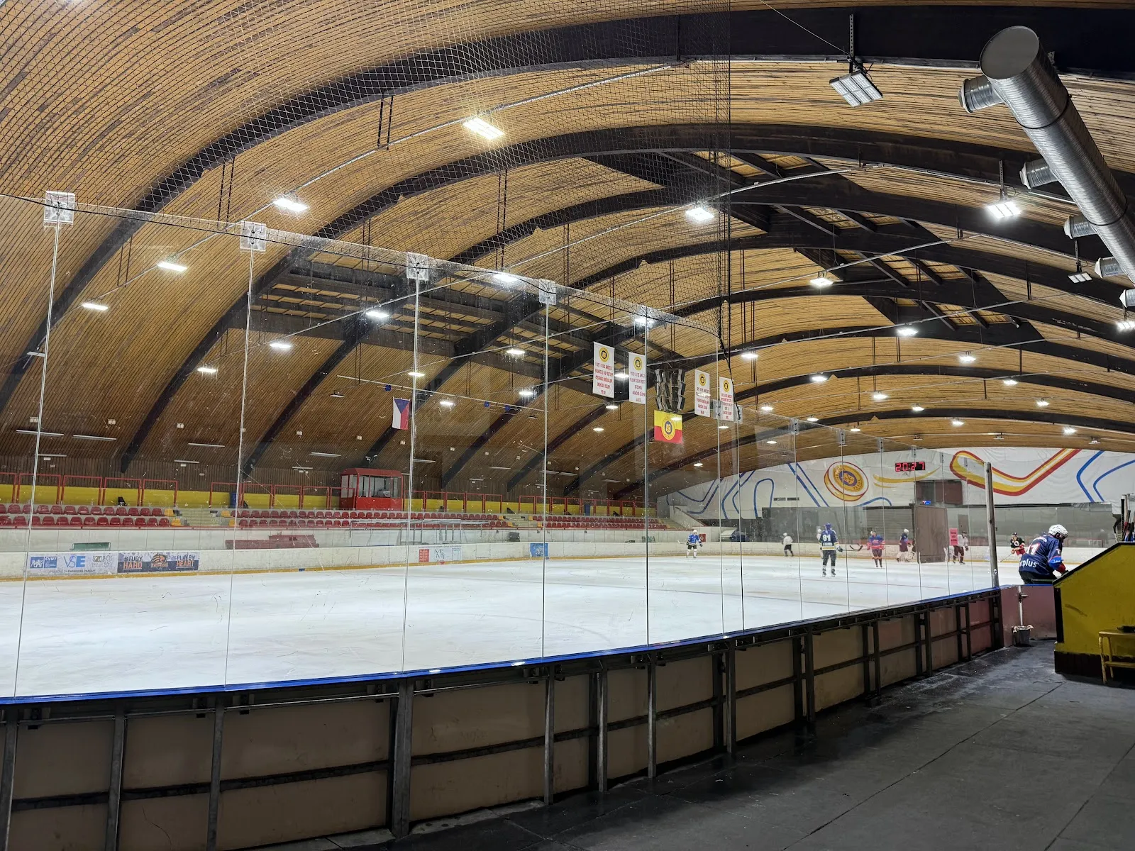 Ice surface and wooden arched roof of Zimní stadion Hvězda — Zimní stadion Hvězda