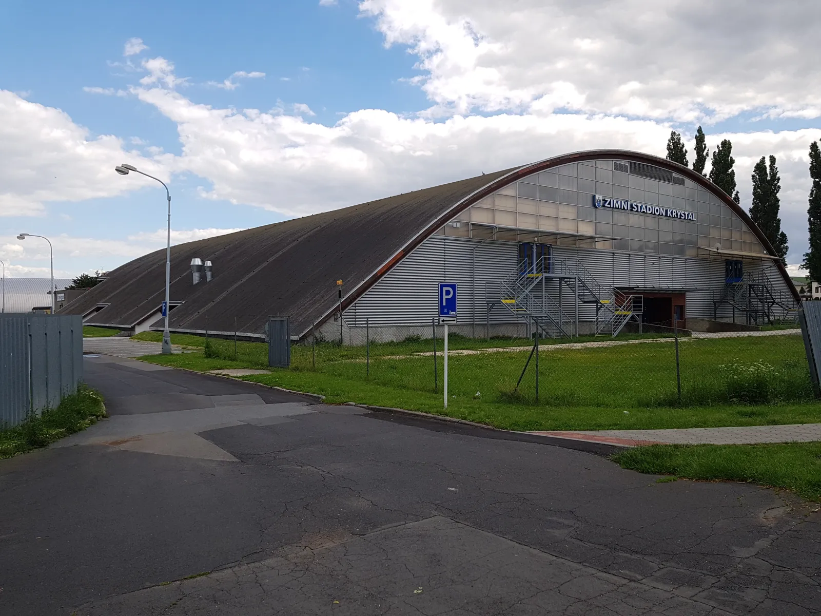 Zimní stadion Krystal v Krnově při pohledu od parkoviště – Zimní stadion Krystal