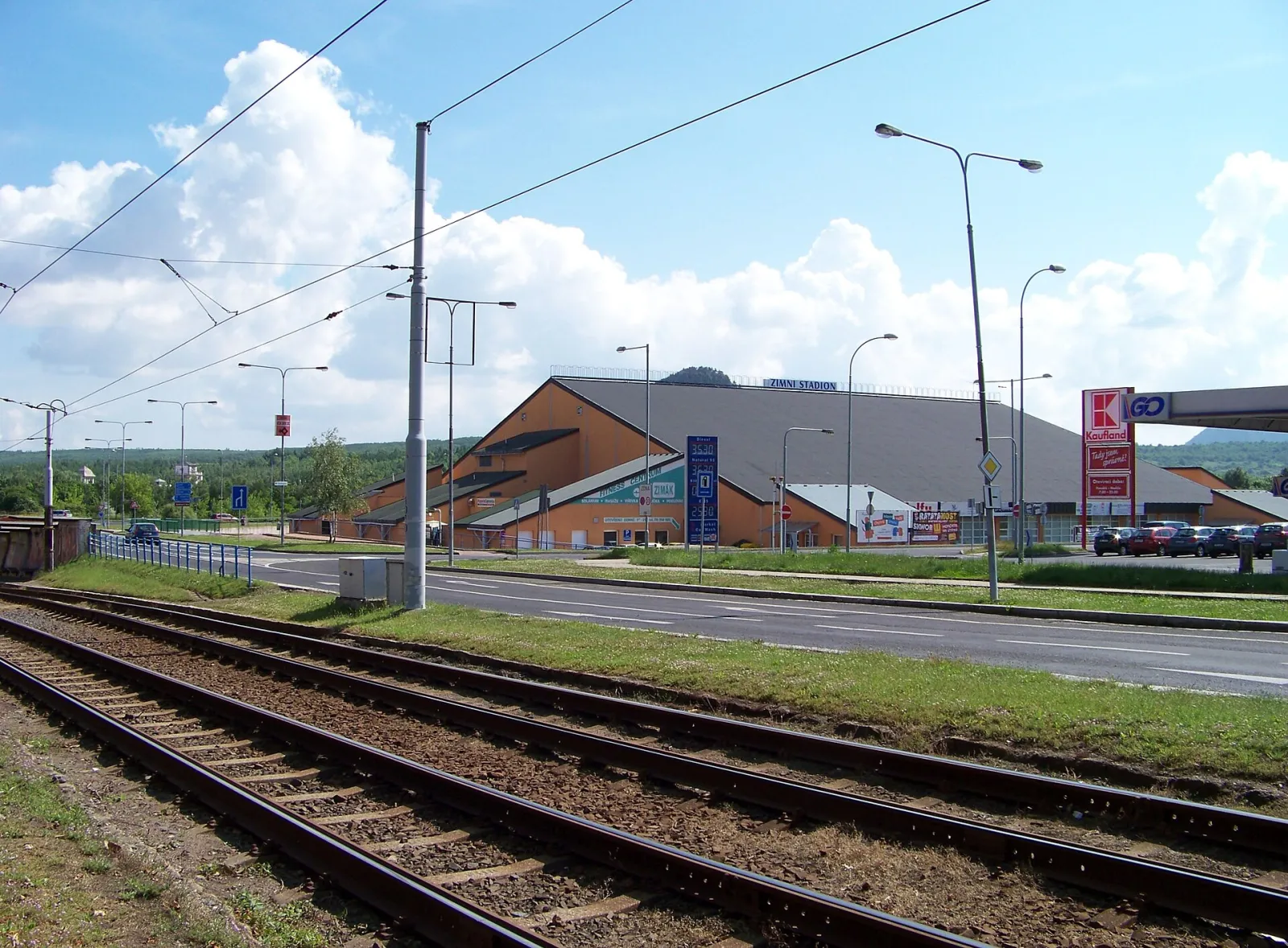 Zimní stadion Most při pohledu přes tramvajovou trať na tř. Budovatelů – Zimní stadion Most