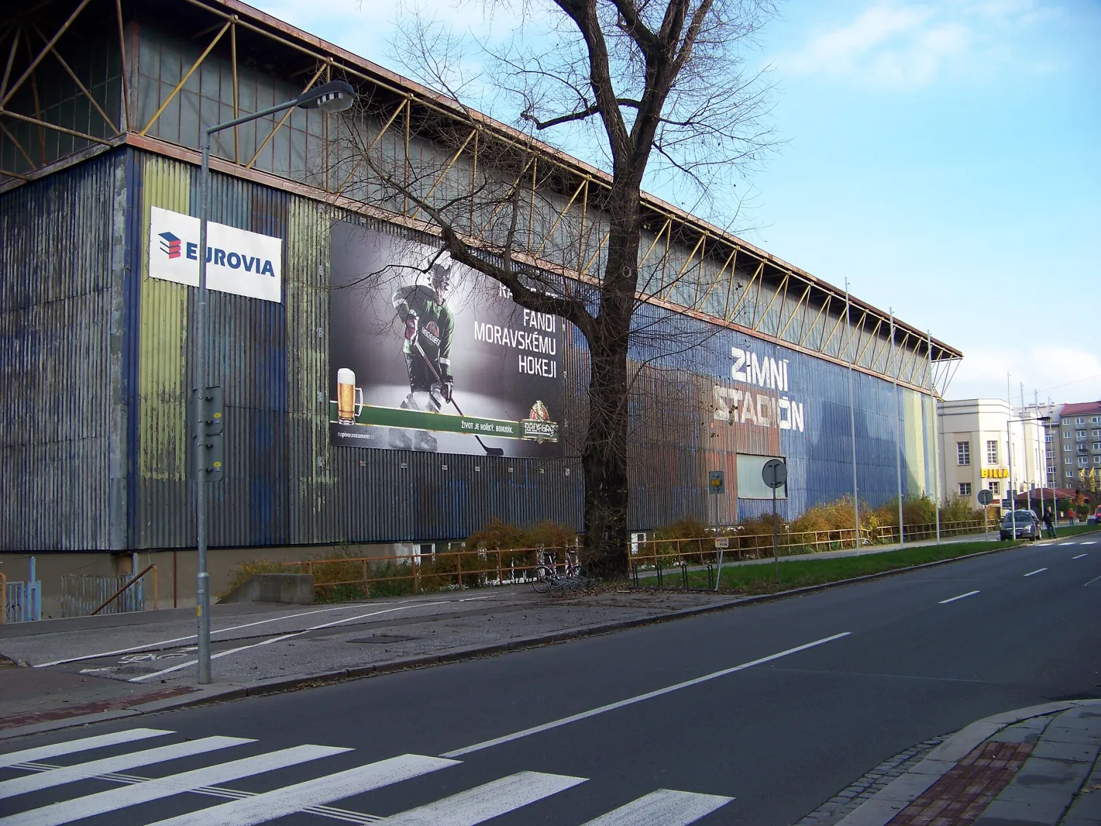 Zeď olomouckého zimního stadionu v ulici Hynaisova s nápisem Zimní stadion – Zimní stadion Olomouc