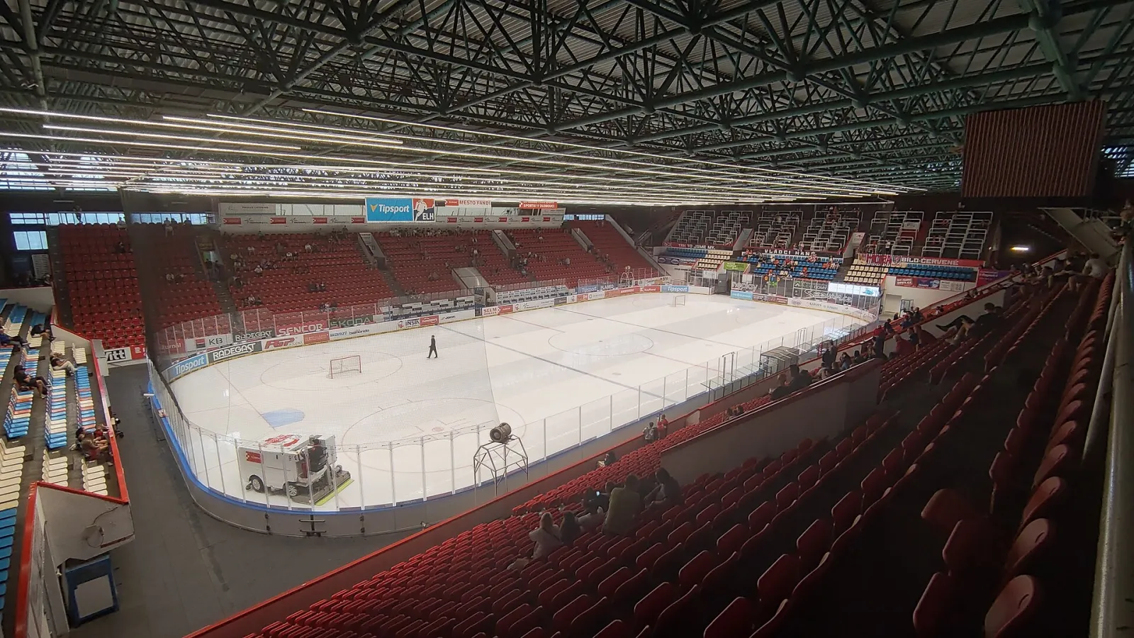 Led a tribuny olomouckého zimního stadionu z rohu haly – Zimní stadion Olomouc