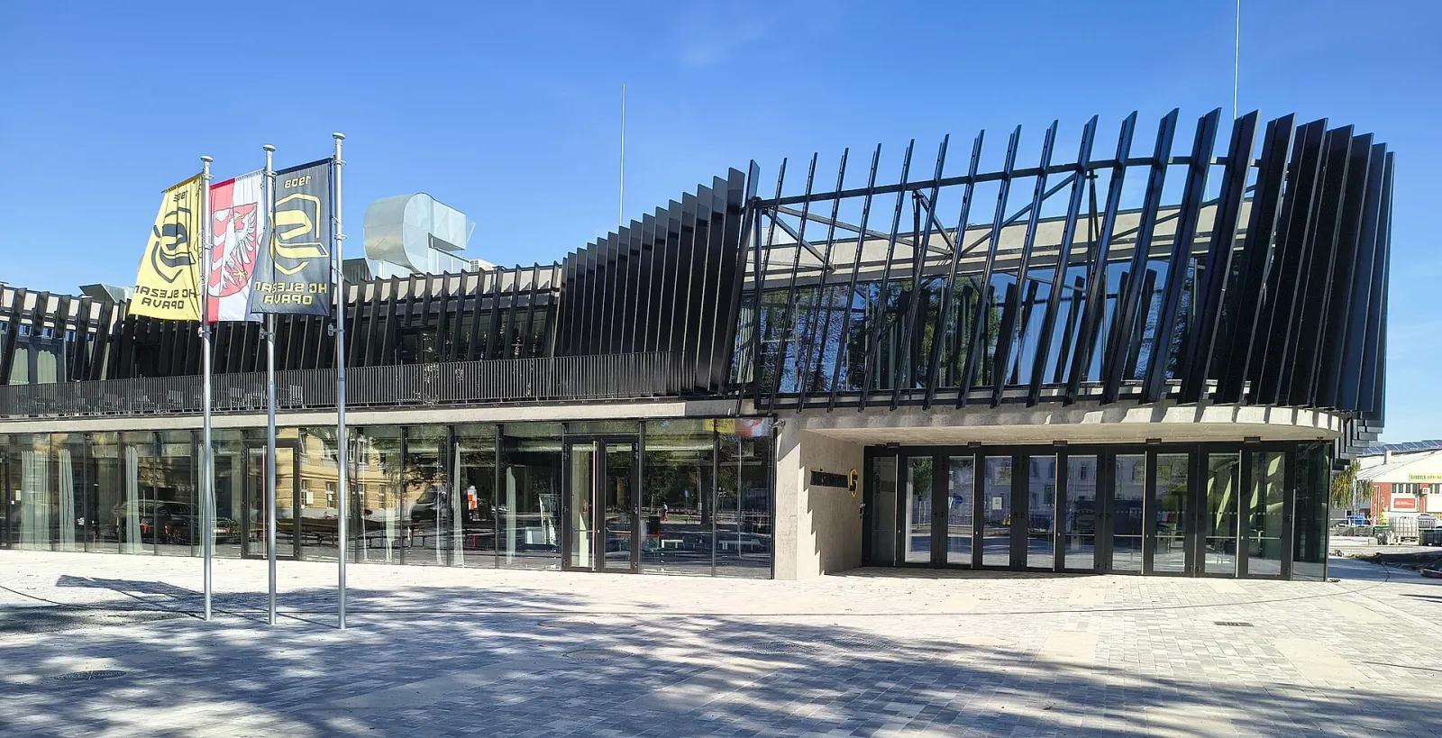 Přestavěný Zimní stadion Opava (Slezan Aréna) po rekonstrukci v roce 2026, s černými lamelami nad prosklenou vstupní částí – Zimní stadion Opava (Slezan Aréna)