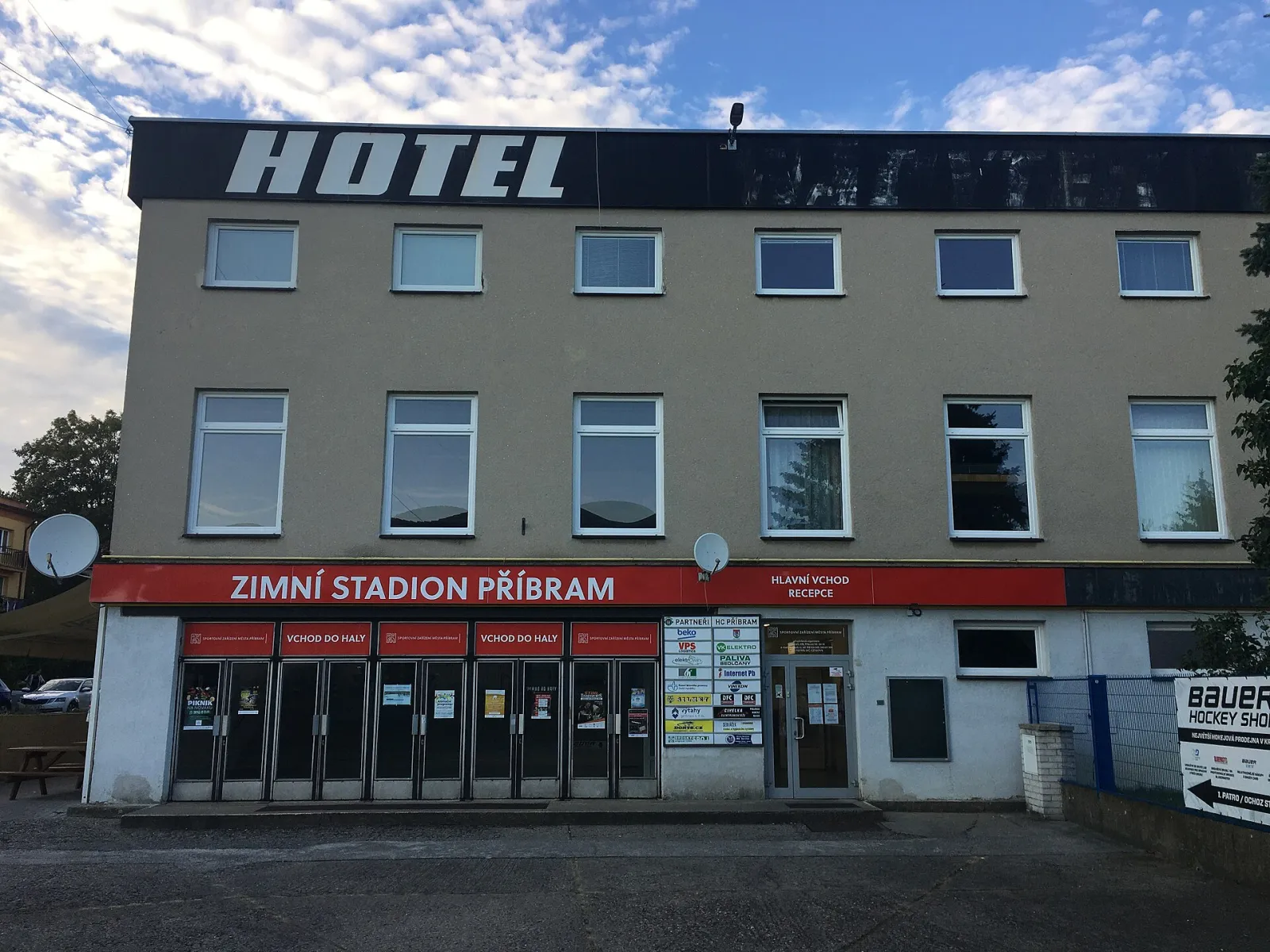 Hlavní vchod do budovy Zimního stadionu Příbram – Zimní stadion Příbram