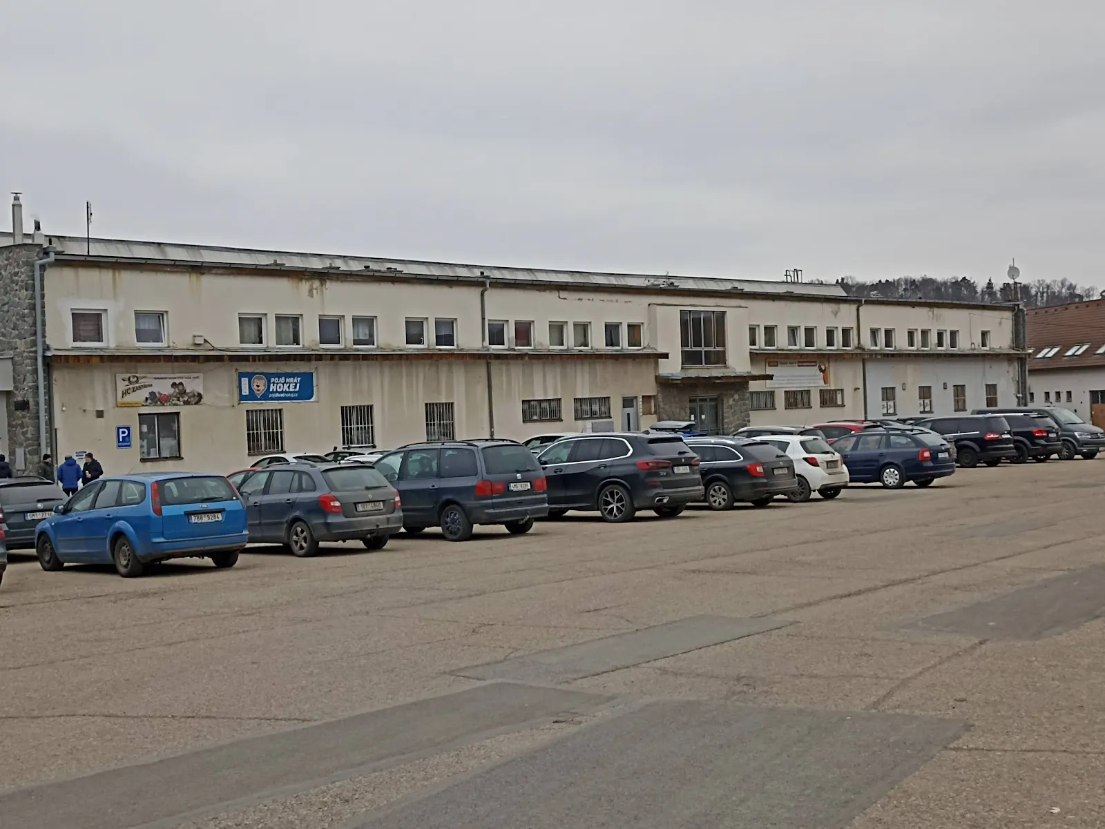 Zimní stadion v Rosicích a jeho parkoviště, pohled z ulice – Zimní stadion Rosice