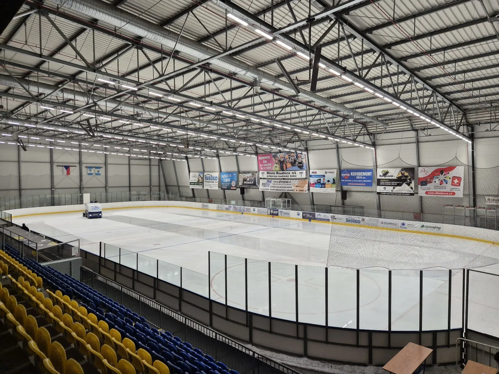 Ice surface and stands of the Zimní stadion in Roudnice nad Labem — Zimní stadion Roudnice nad Labem