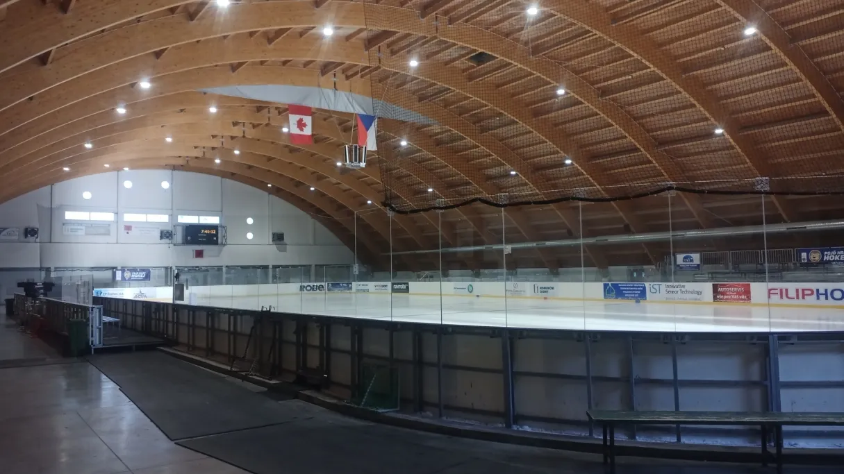 Led a dřevěná oblouková střecha rožnovského zimního stadionu – Zimní stadion Rožnov pod Radhoštěm