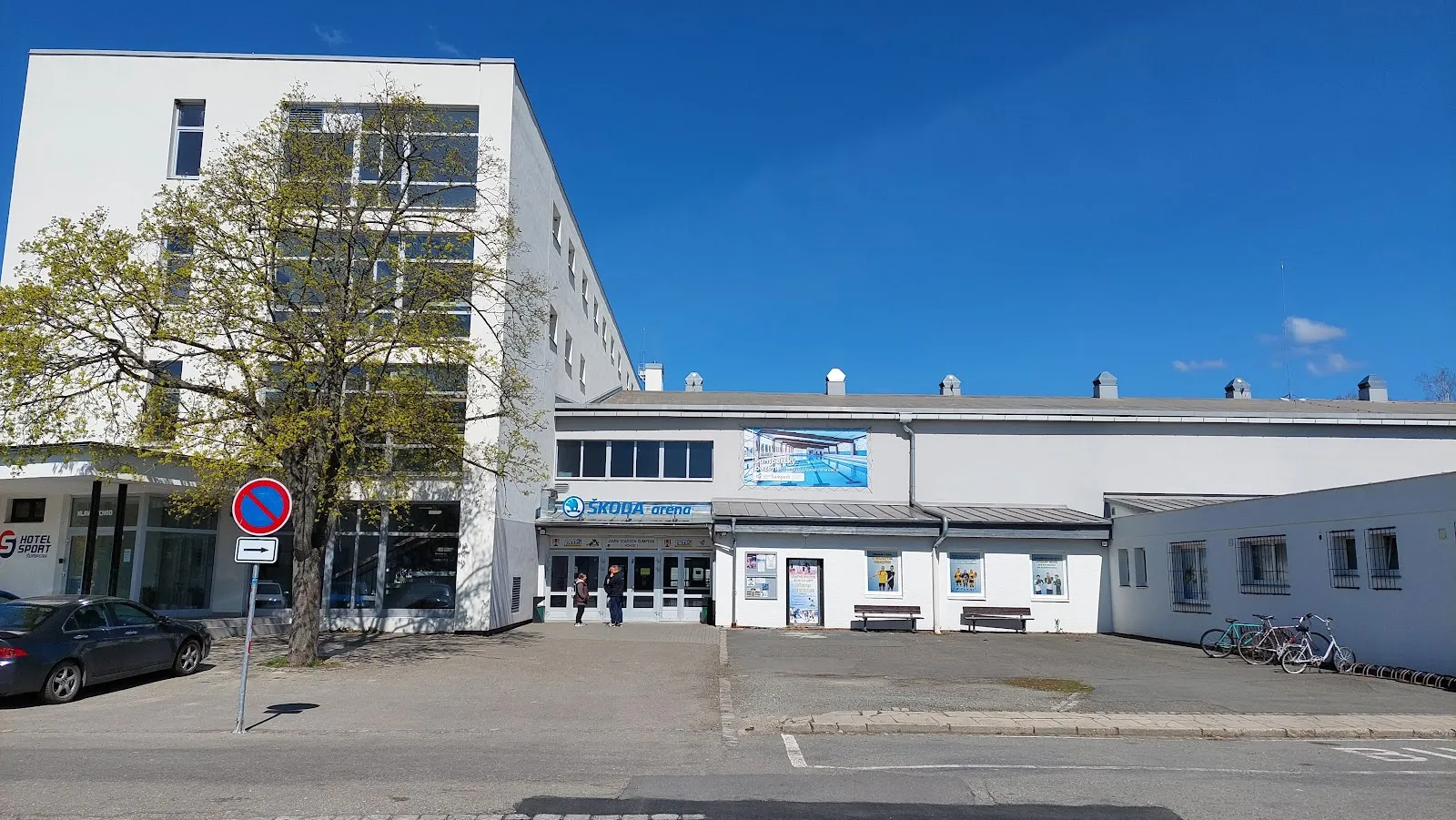 Průčelí šumperského zimního stadionu (Škoda aréna) v ulici Žerotínova – Zimní stadion Šumperk