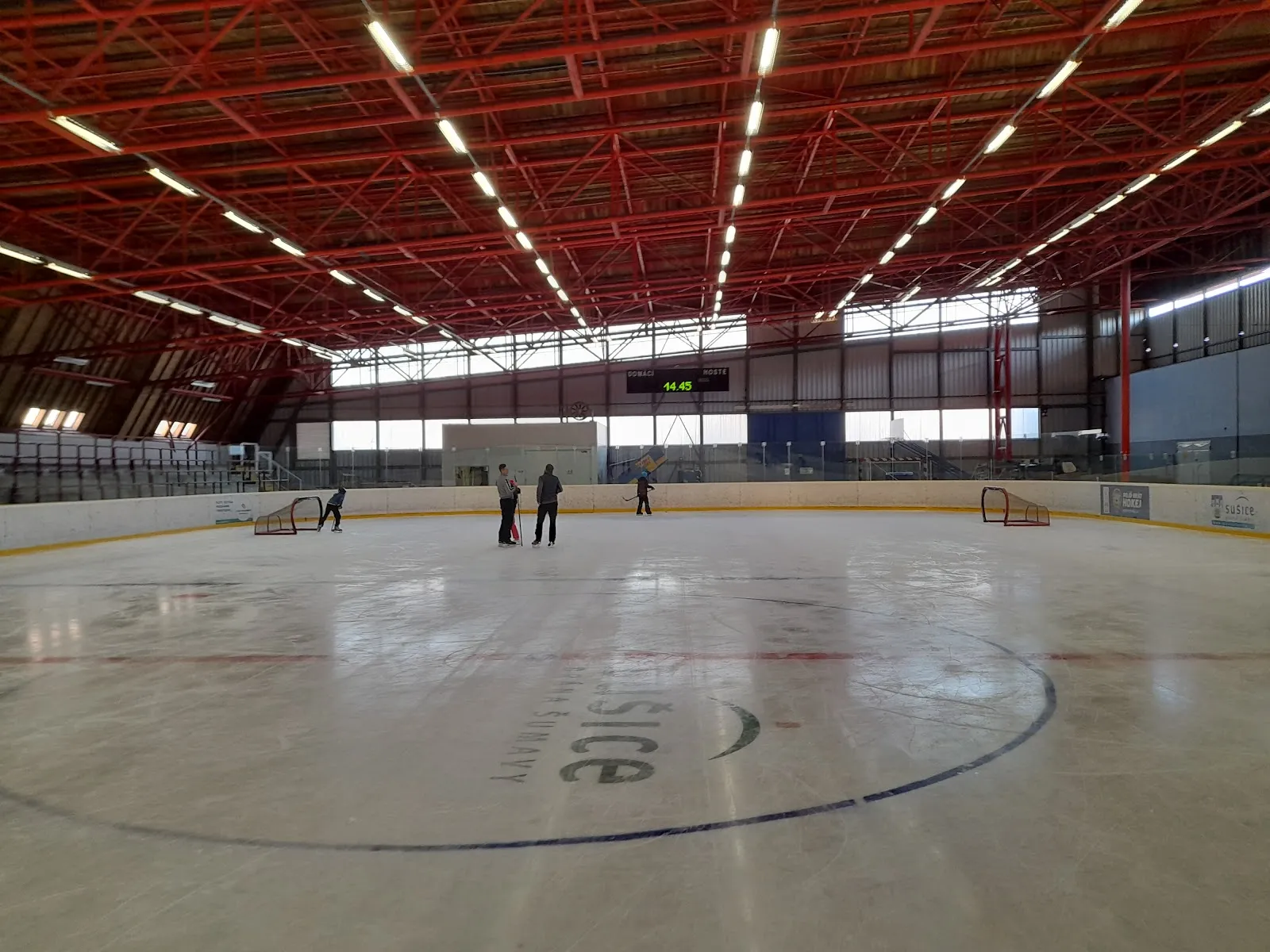 Ice surface and steel roof of the Zimní stadion in Sušice — Zimní stadion Sušice