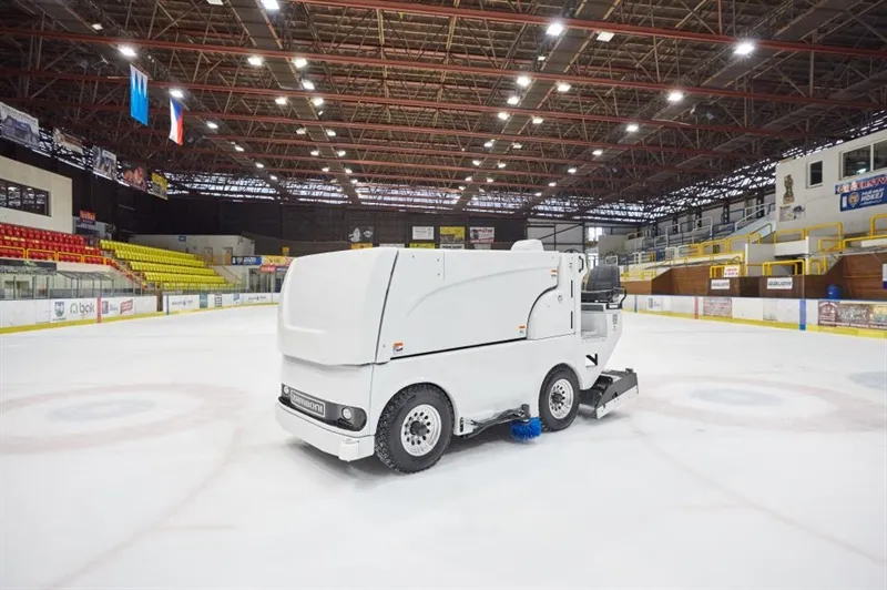 The ice resurfacer on the ice of the Zimní stadion Trutnov — Zimní stadion Trutnov