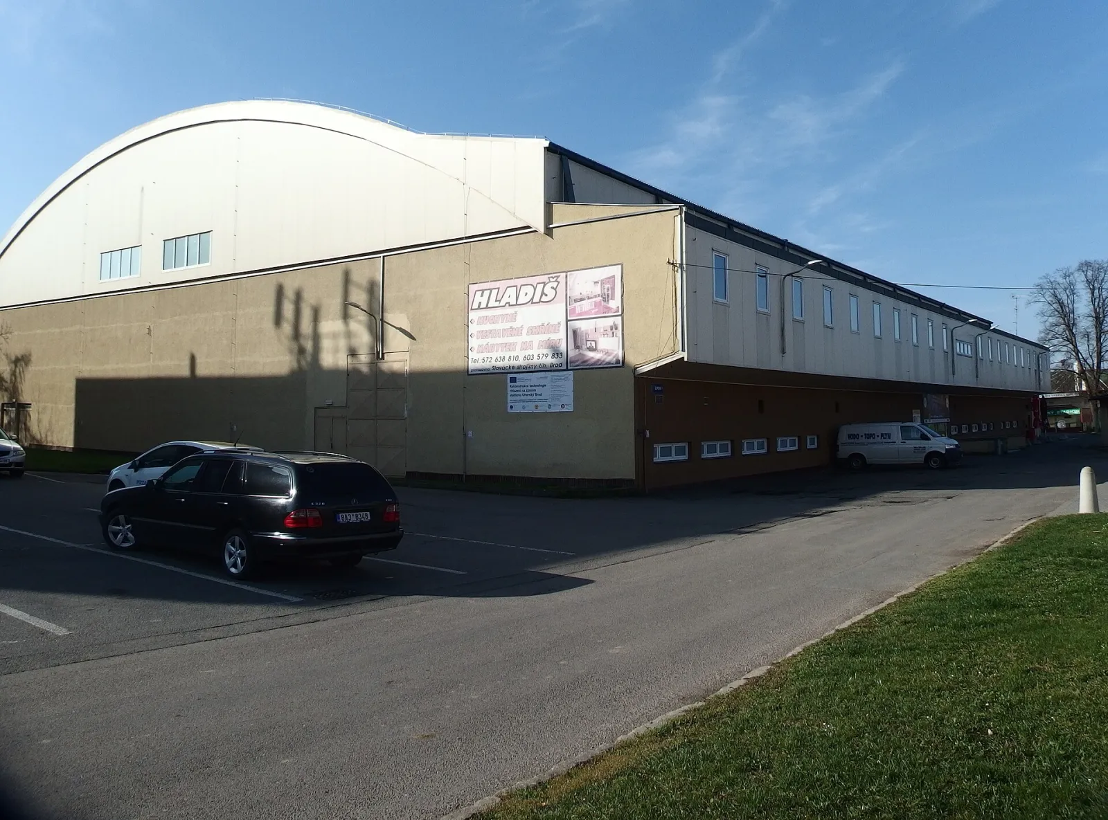 Uherskobrodský zimní stadion, pohled z parkoviště vedle budovy – Zimní stadion Uherský Brod