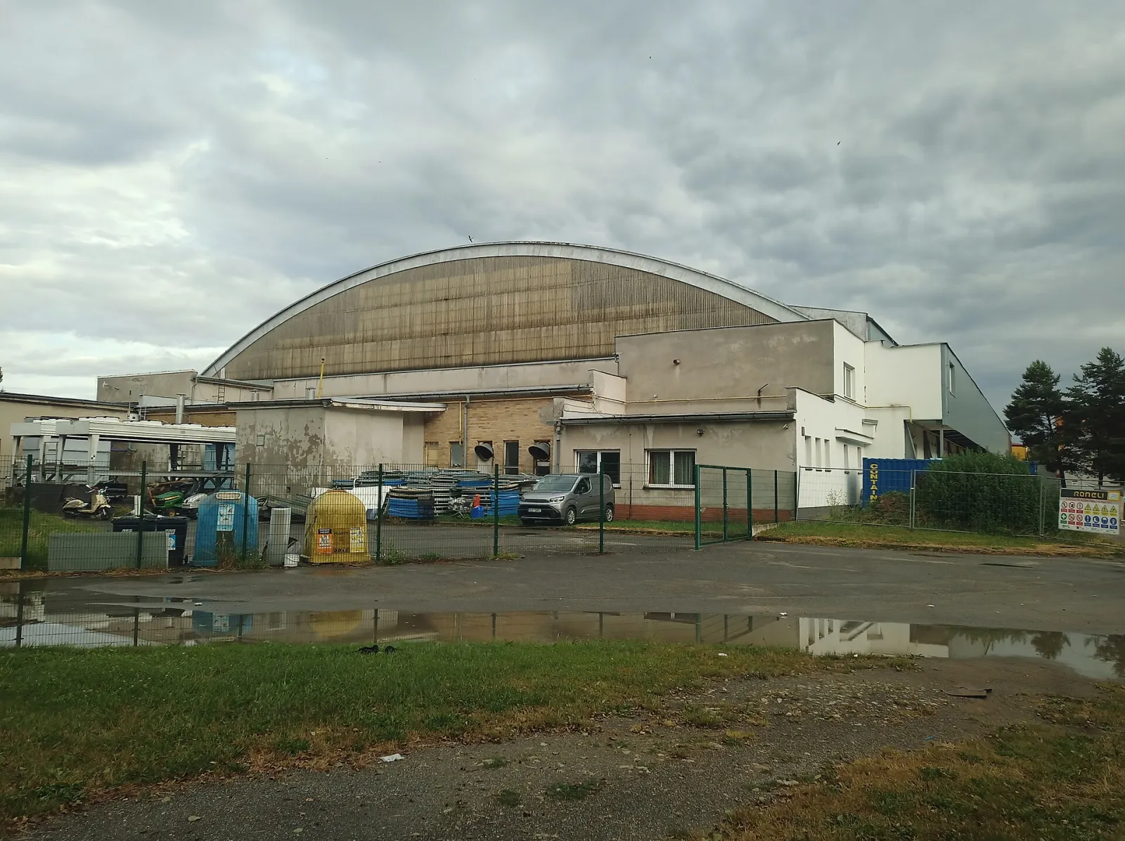 Oblouková střecha a bok žďárského zimního stadionu – Zimní stadion Žďár nad Sázavou