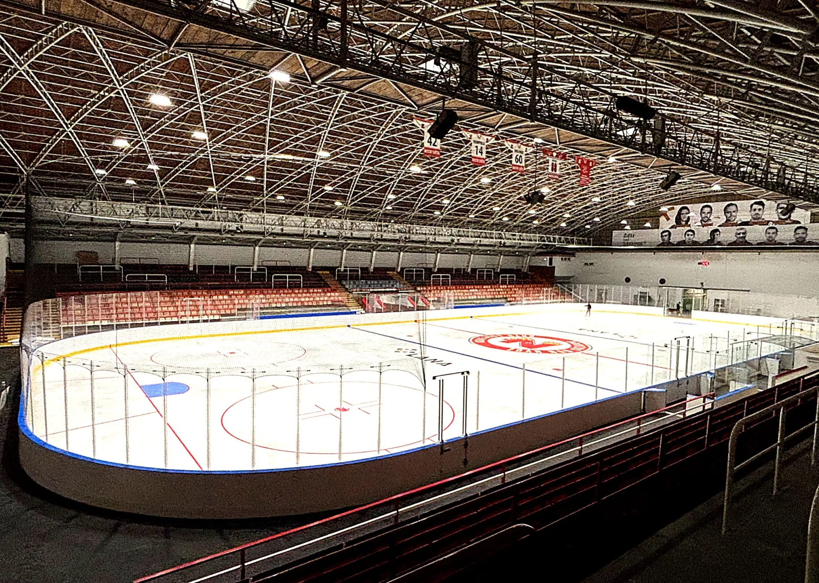 Nový led žďárského zimního stadionu, pohled z tribun po rekonstrukci v roce 2026 – Zimní stadion Žďár nad Sázavou