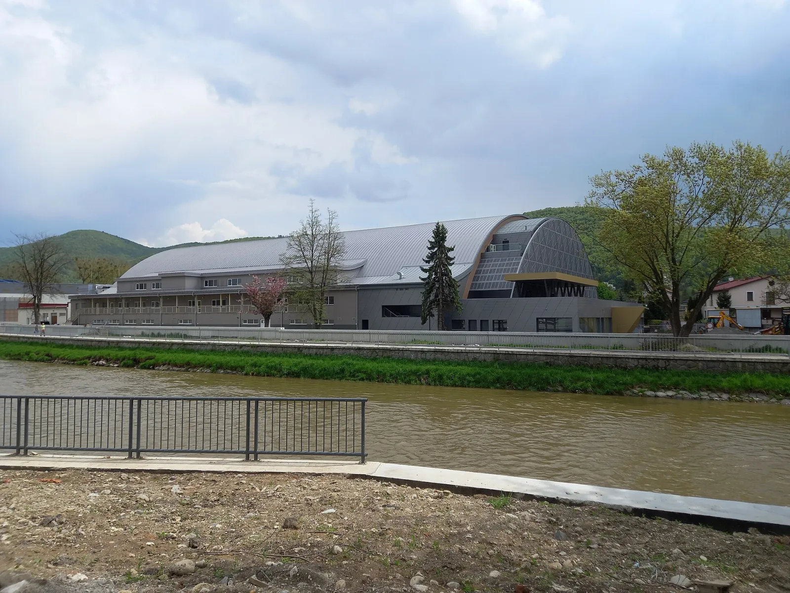 Strechy zimného štadióna v Banskej Bystrici, pohľad z brehu rieky – Zimný štadión Banská Bystrica