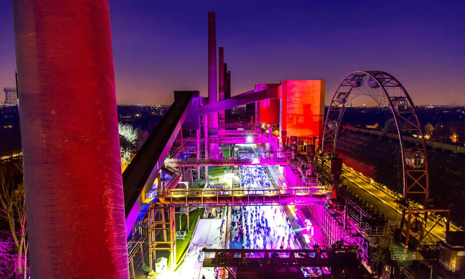 Die 150 Meter lange Eisbahn entlang der Koksöfen. – Zollverein-Eisbahn